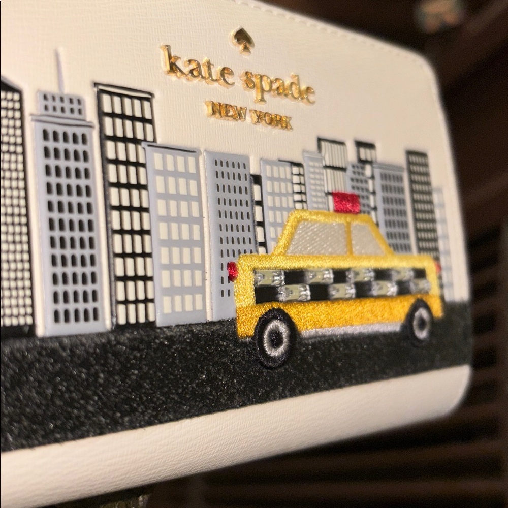Kate Spade 🆕 New York NYC Big Apple Medium Wallet Novelty collectible. - Picture 5 of 5